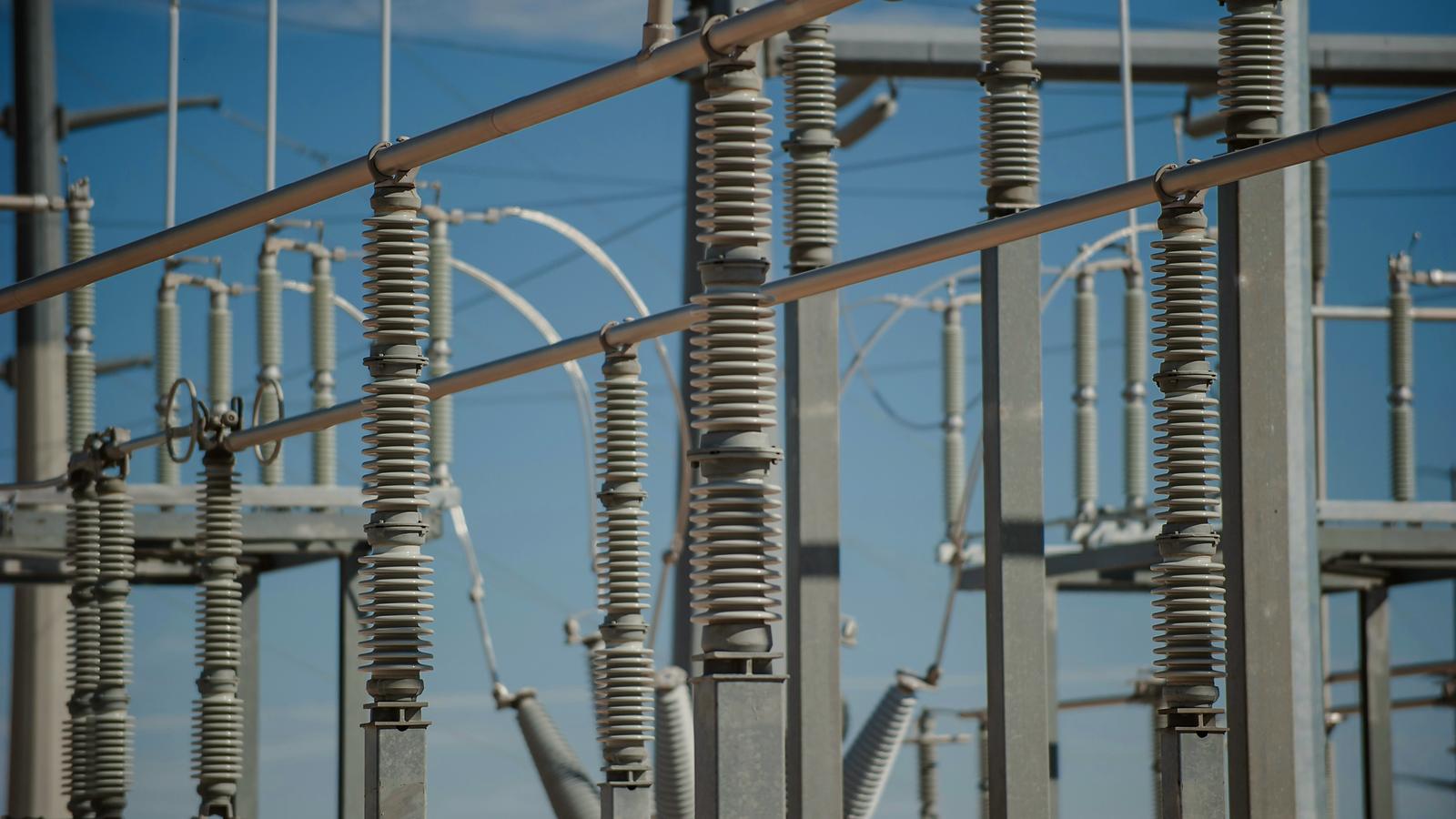 Aisladores y embarrados de una subestación eléctrica de alta tensión