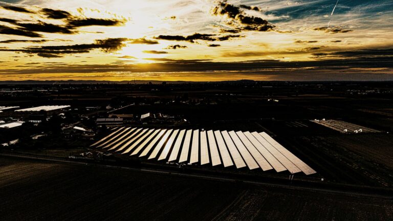Vista aérea de una planta fotovoltaica al atardecer