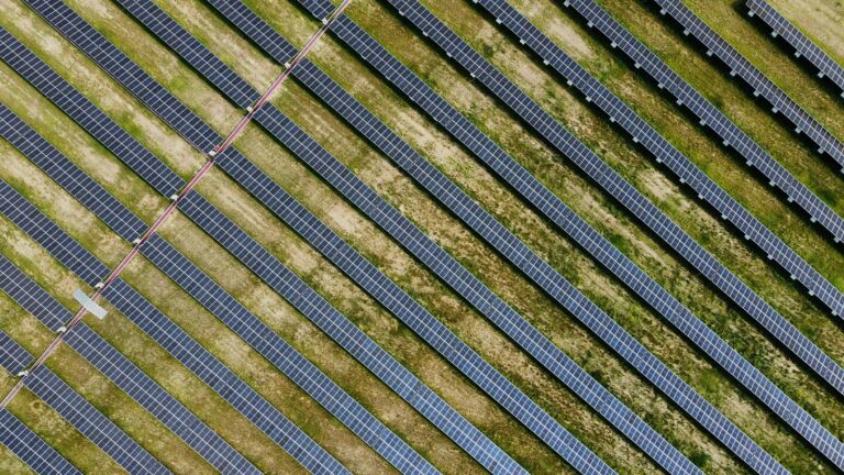 Vista cenital tomada con dron de las filas de módulos de una planta fotovoltaica
